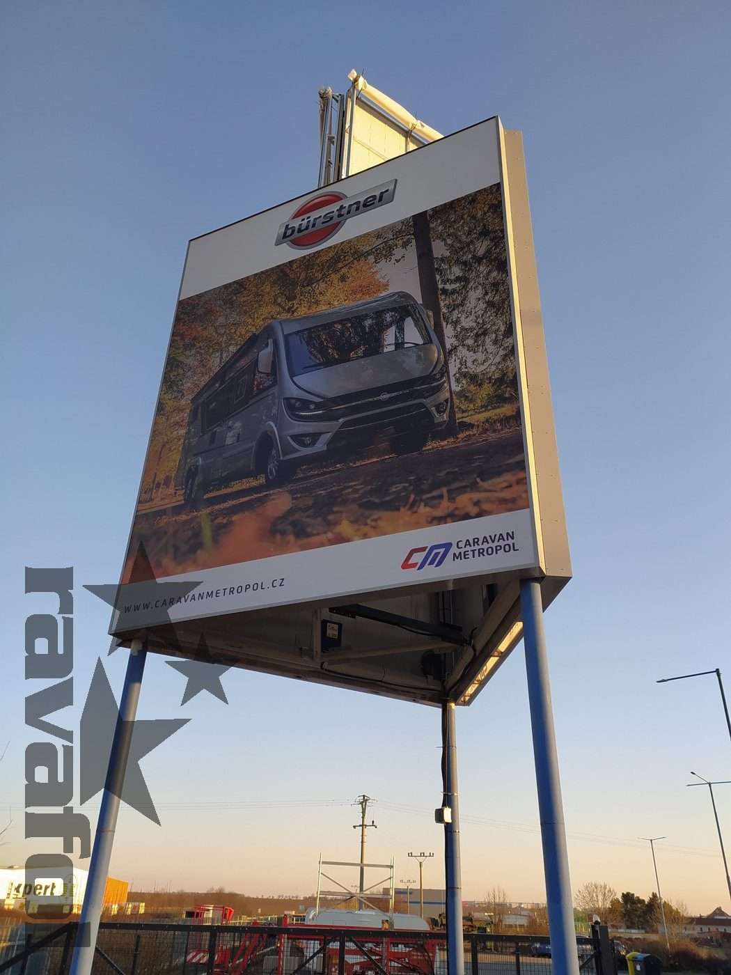 svetelná reklama vo forme reklamných boxov