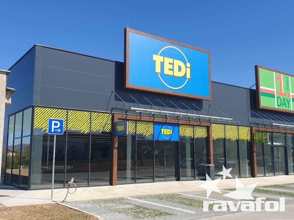svetelné boxy a reklamné výstrče pre obchodné centrum