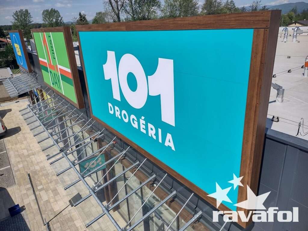 svetelné boxy a reklamné výstrče pre obchodné centrum