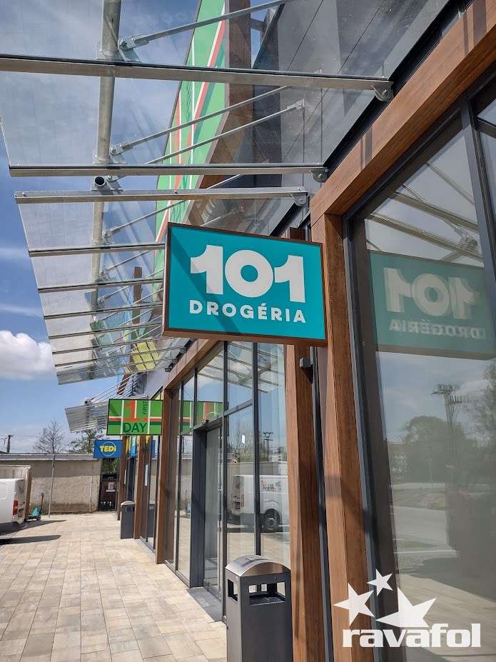 svetelné boxy a reklamné výstrče pre obchodné centrum